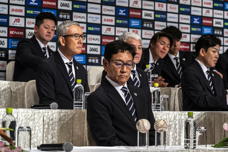 WBC優勝記念球を見つめる栗山監督　©Takuya Sugiyama