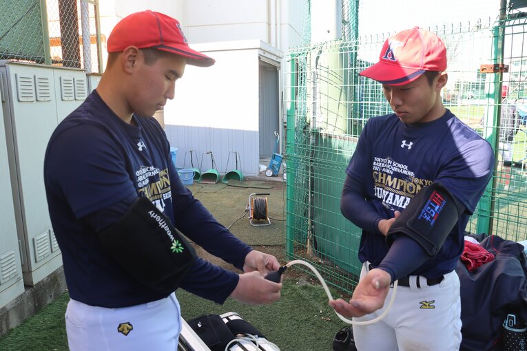 国学院久我山の練習風景。アイシングをする投手陣。男女別学で女子マネージャーがいないためできることは自分でやる　©Yuki Kashimoto