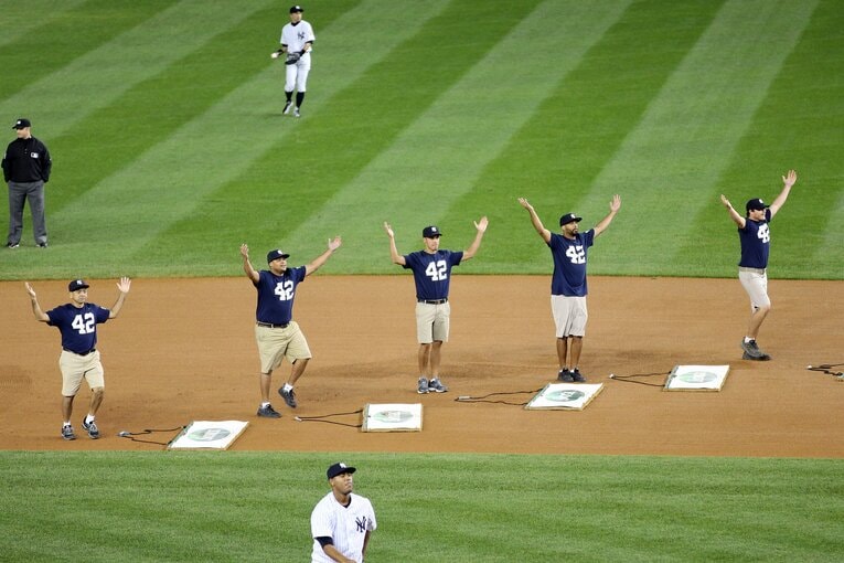ヤンキースタジアムのイニング間のグランド整備の際には「YMCA」が流れ、整備員たちも踊る　©︎Getty Images