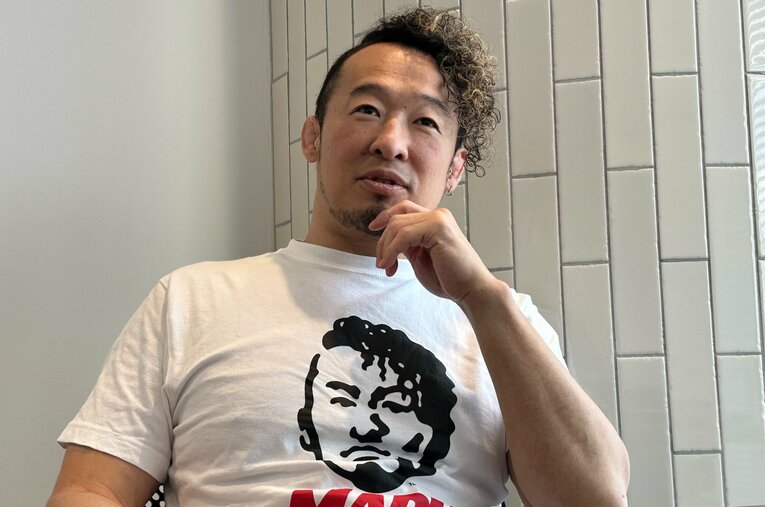 インタビューに答える丸藤正道 ／ photograph by Gantz Horie