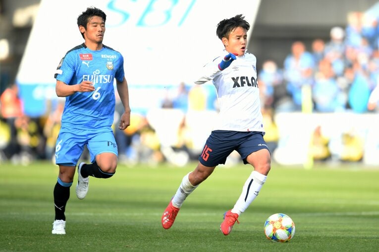 2019年の開幕戦。17歳の久保建英は、守田英正ら代表クラスの選手を擁する川崎を相手に好パフォーマンスを披露した　©Etsuo Hara/Getty Images