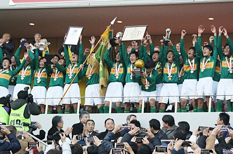 1995年以来、2度目の選手権優勝を飾った静岡学園。10番松村を中心に、優れたテクニックで王者・青森山田を撃破した。 ／ photograph by Takahito Ando