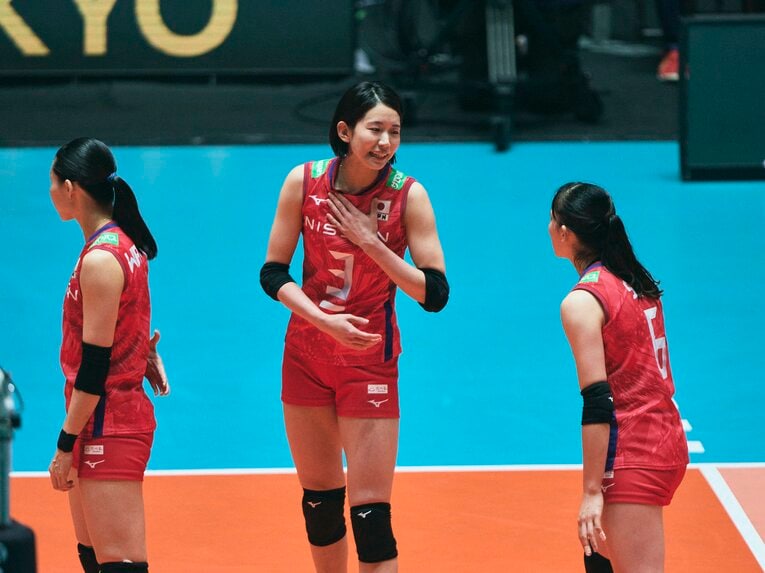 セッター関菜々巳に話しかける古賀紗理那　©︎Yuki Suenaga