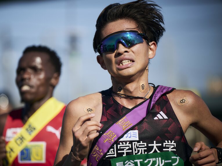 第56回全日本大学駅伝、3区で城西大のヴィクター・キムタイと競り合う國學院大の辻原輝（2年）　©Yuki Suenaga