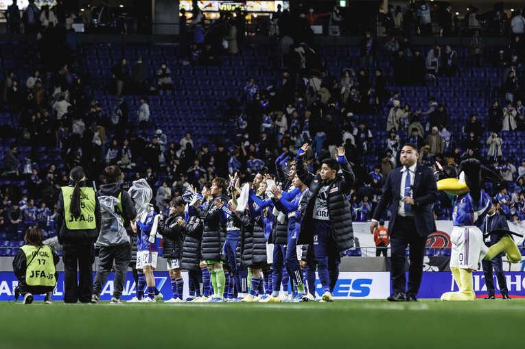 サポーターの歓声に応える選手たち　©Kiichi Matsumoto