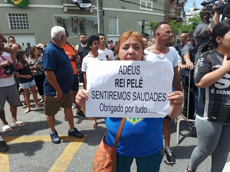 「ありがとう、キング・ペレ。私たちは、あなたのことを決して忘れません。本当にありがとう…」©Hiroaki Sawada