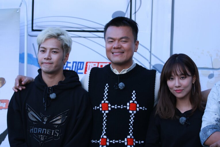 『Nizi Project』で話題になったJ.Y.Park氏（中央）。オーディション参加者へ向けられる言葉は話題となった　©Getty Images