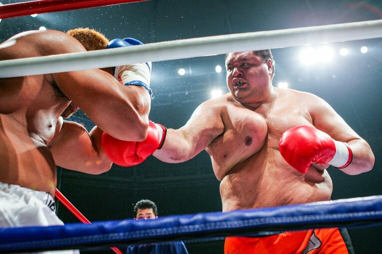 パンチのラッシュで角田信朗を追い詰める曙　©Susumu Nagao