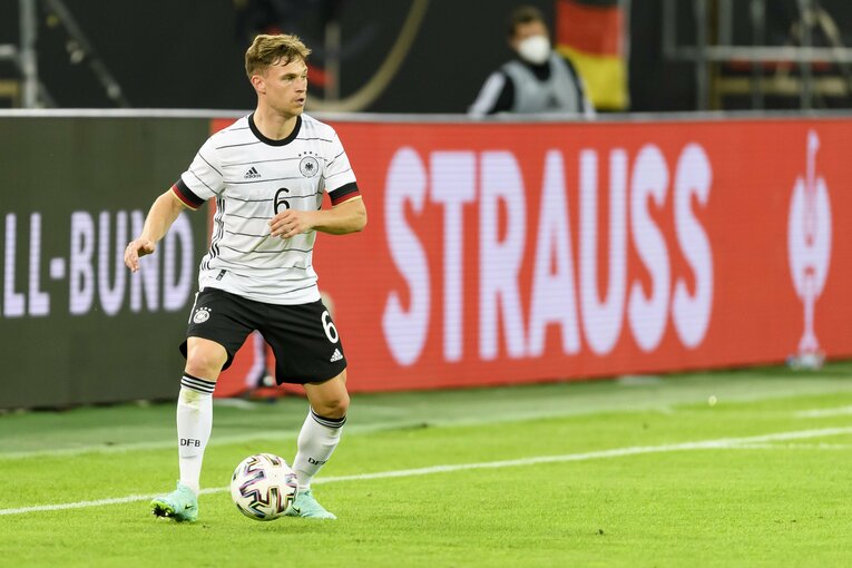 クラブではボランチのキミッヒは右SB、右ウイングバックとしてのプレーが濃厚に©Getty Images