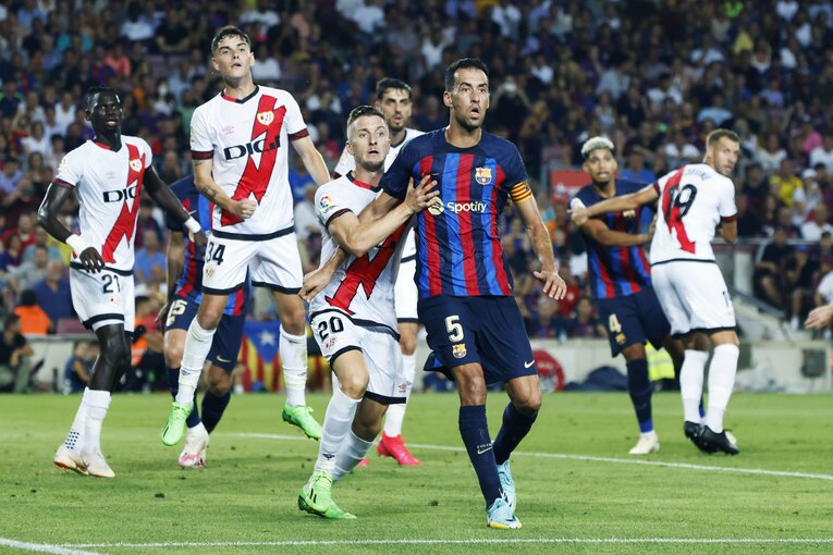 “財政難なのに大補強”バルサを激写　誹謗中傷されたデヨンクへの拍手、33歳レバンドフスキが作る深みとは〈次戦は久保建英ソシエダ〉(26)