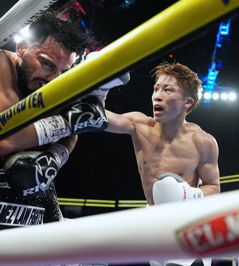 ロープ際でカルデナスを攻める井上尚弥　©Naoki Fukuda