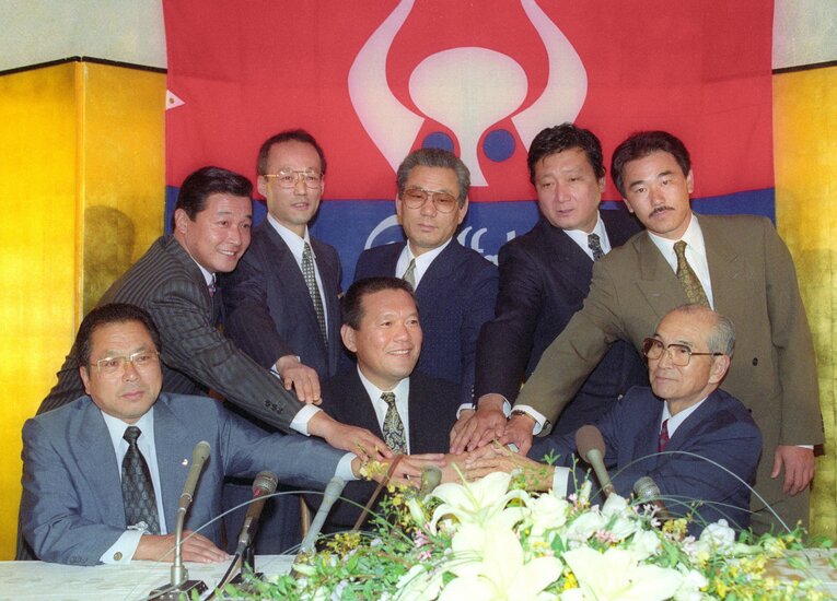 1992年、鈴木の監督就任発表。前列右が上山善紀オーナー。前列中央が鈴木啓示監督、左が前田泰男球団社長　©KYODO