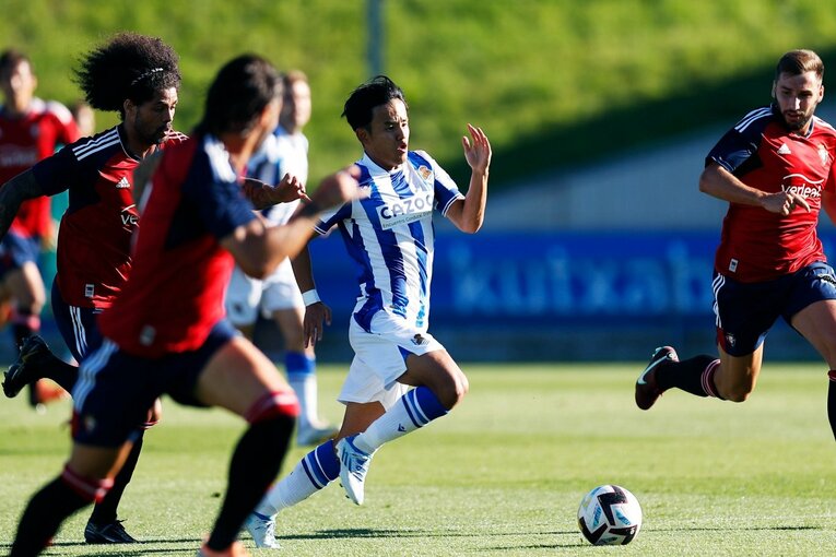 「クボは絶対フィットできる」現地ファンが期待… ソシエダ久保建英のユニ姿・力強さを日本人カメラマンがいち早く撮った〈子供に神対応〉(32)