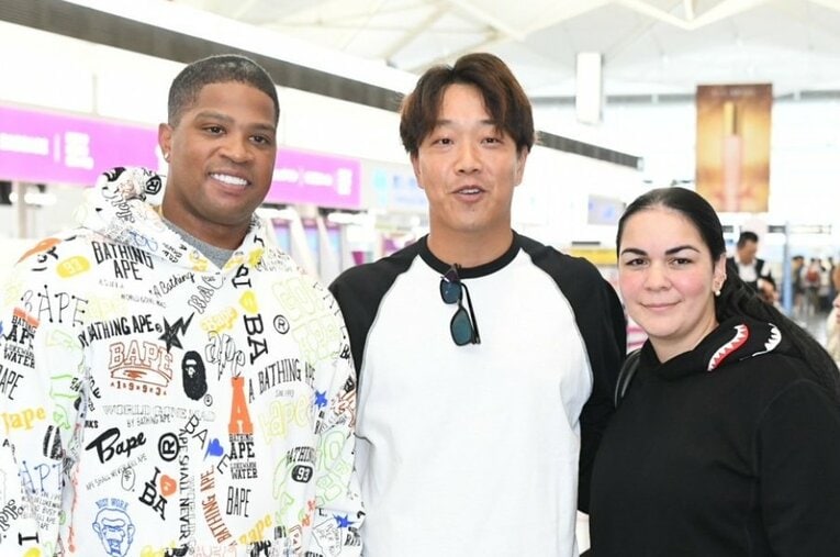 別れ際、ビシエド夫妻と写真におさまる柳 ／ photograph by Yuya Yanagi