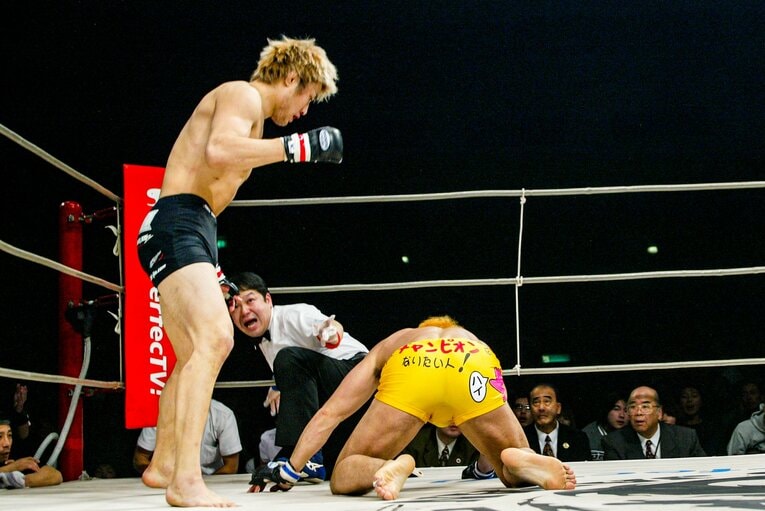 五味は2ラウンド52秒で三島にTKO勝ち