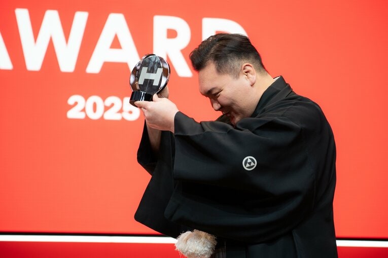 「HEROs AWARD 2025」を受賞し、檀上でも相撲愛を熱く語った　©️Nanae Suzuki