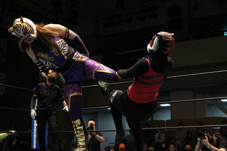 タイガー・クイーンを激怒させた“ヒール殺法”…乱入に凶器攻撃、待望のライバルは何でもありの“闇の軍団”？(18)