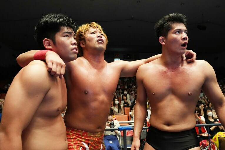 井上凌、宮原健斗と肩を組む安齊勇馬