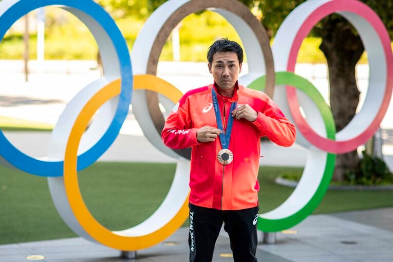 「メダル、見ます？」と触らせてくれた大岩さん　©Takuya Sugiyama