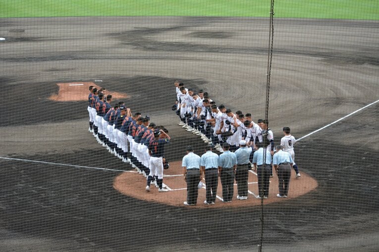 整列するU-18日本代表と沖縄県選抜の選手たち　©Takarin Matsunaga