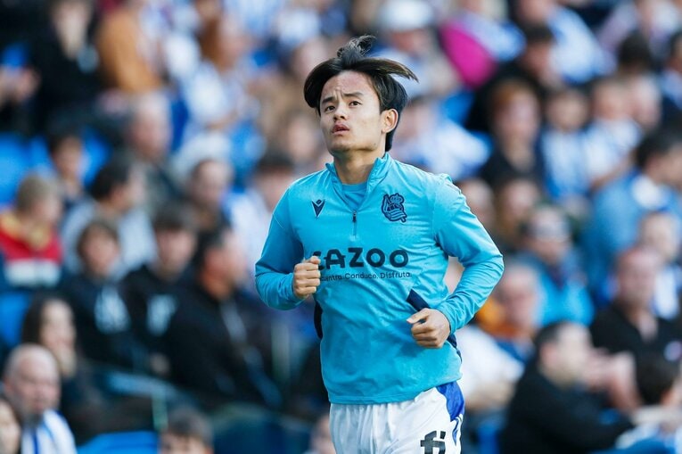 「クボはノルマル（普通）よ」辛口おばあちゃんにバルで遭遇も…カメラマンが撮った久保建英21歳の“軽快ドリブル＋母・祖母のような愛”(13)