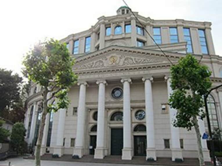 2001年に完成した東京正心館。外見は完全にギリシャ風建物だが、建物内には仏の慈悲を示す大法輪がご本尊として安置してあるという