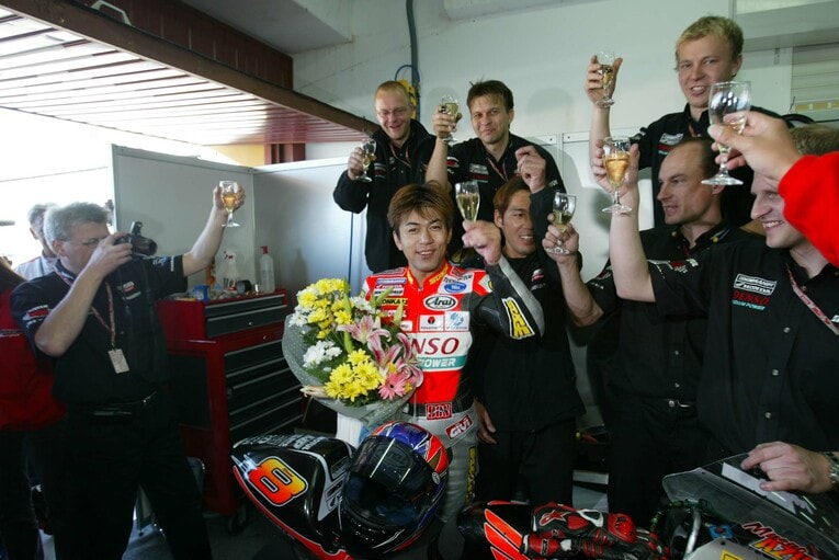 引退レースとなった2003年の最終戦バレンシアGP後の東　©Satoshi Endo