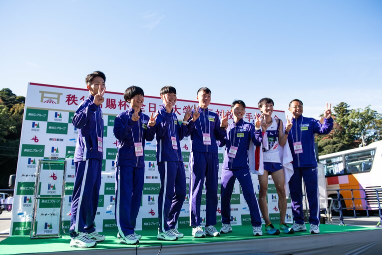 レース後、ゴールに駆けつけた選手たちと監督　©Nanae Suzuki