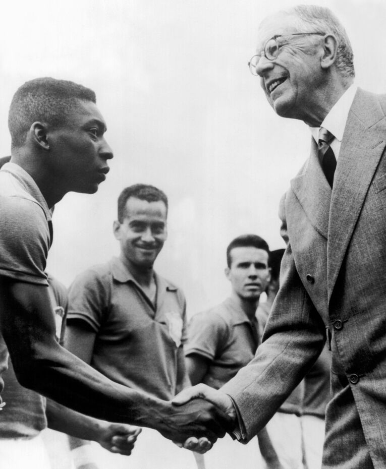 1958年W杯、スウェーデン国王と握手するペレ　©Getty Images
