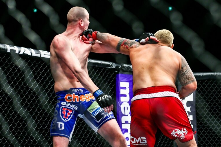 2013年3月、UFCの日本大会で213cmの摩天楼ステファン・ストルーフェと対戦　©Susumu Nagao