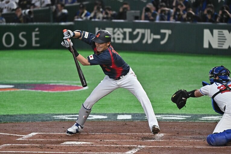 2回の大谷の満塁弾につながった“源田の1ミリ”。最初はボールとジャッジされたが、死球をアピールしてリプレー検証の結果、判定が覆った　©️Hideki Sugiyama