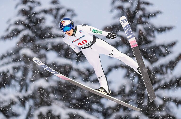 スキージャンプ日本の伝統を継ぐ小林陵侑。W杯17勝は葛西紀明と並ぶ偉大な成績だ ／ photograph by AFLO