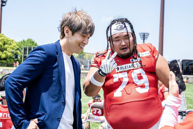 コージ（左）は「ブルゾンちえみ with B」として活躍。大学時代は日本一に輝くなど有力なアメフト選手でもあった／チーム提供