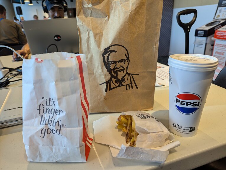 ケンタッキーのチキンとドリンクのセット。お値段は…　©Yu Saito