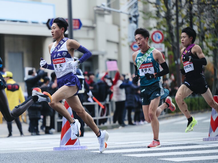 第100回箱根駅伝、駒澤大1区の篠原倖太朗と青学大1区の荒巻朋熙、国学院大1区の伊地知賢造　©Yuki Suenaga