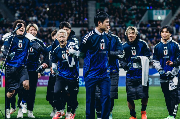 バーレーン戦後、選手から祝福のウォーターシャワーを浴びた森保一監督。日本代表は好循環の中にあるとトルシエも見ている ／ photograph by Kiichi Matsumoto