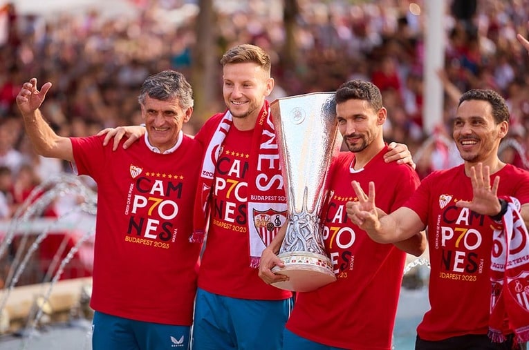 ヘスス・ナバス、ラキティッチらとセビージャにELトロフィーをもたらしたメンディリバル監督（左端）。エイバル時代には乾貴士と戦った時期もある ／ photograph by Getty Images