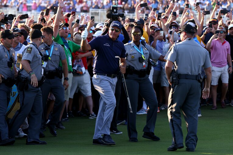 大観衆の声援に応えるミケルソン　©︎Getty Images