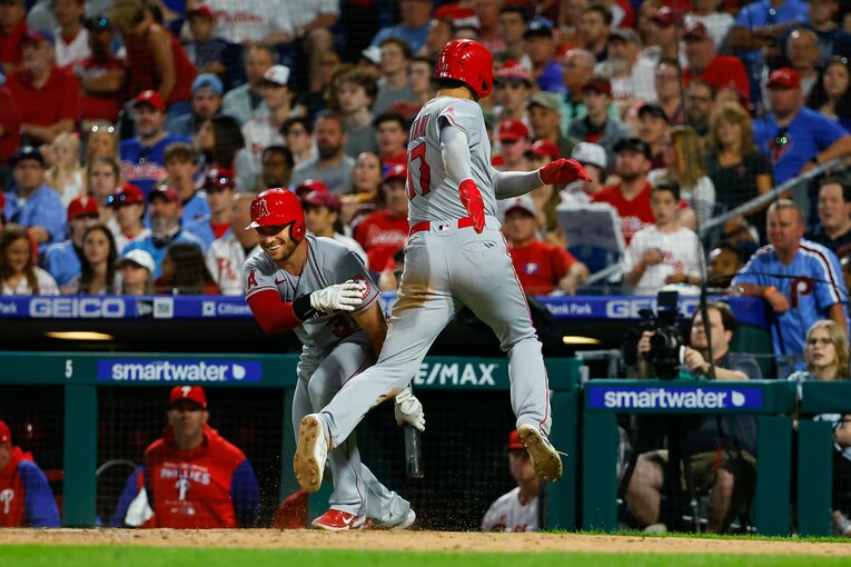 ジャンプしながらホームインする大谷翔平を笑顔で出迎えるウォード（2022年6月）　©Getty Images