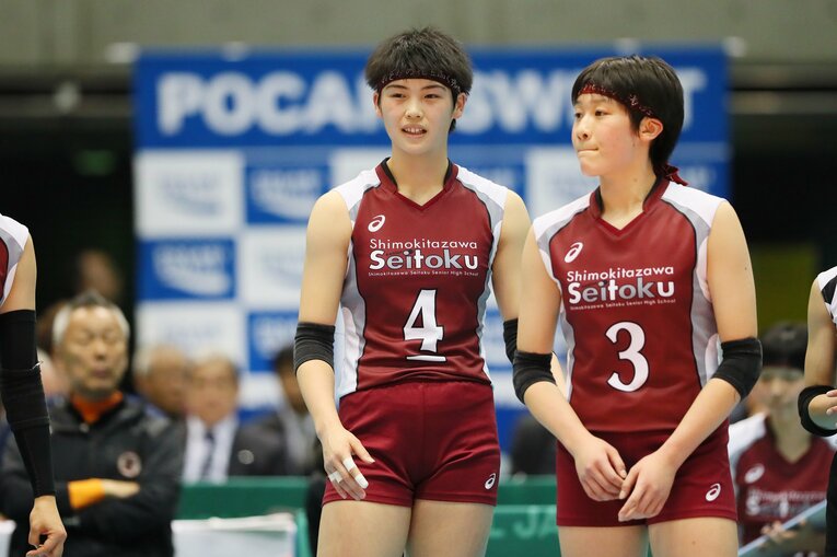 2017年春高バレー決勝・下北沢成徳高1年の石川真佑、左は黒後愛　©︎YUTAKA/AFLO SPORT