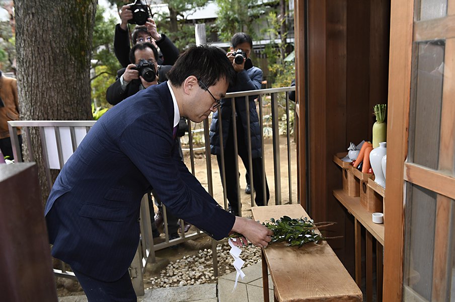 羽生善治七冠と畠田理恵さんが挙式の神社や将棋会館で… 1月5日「祈願祭・指し初め式」を知る棋士が記す“和気あいあい”さ<Number Web> photograph by Kyodo News