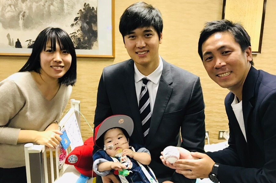 大谷翔平は重度の心臓病と闘う“翔平ちゃん”を抱きしめた「あったかいね」…19日後、寄付金は3億5千万円に到達した<Number Web> photograph by Shizuha & Taishi Kawasaki