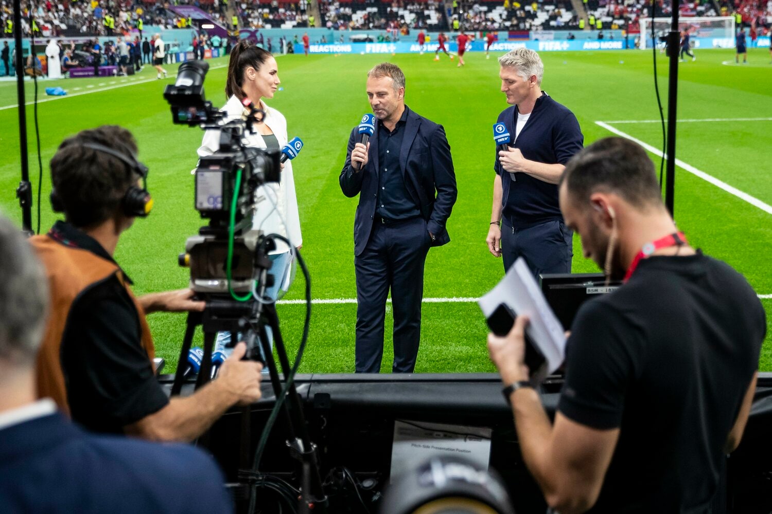 試合前のシュバインシュタイガー（マイクを持った一番右）とフリック（中央）　©Getty Images