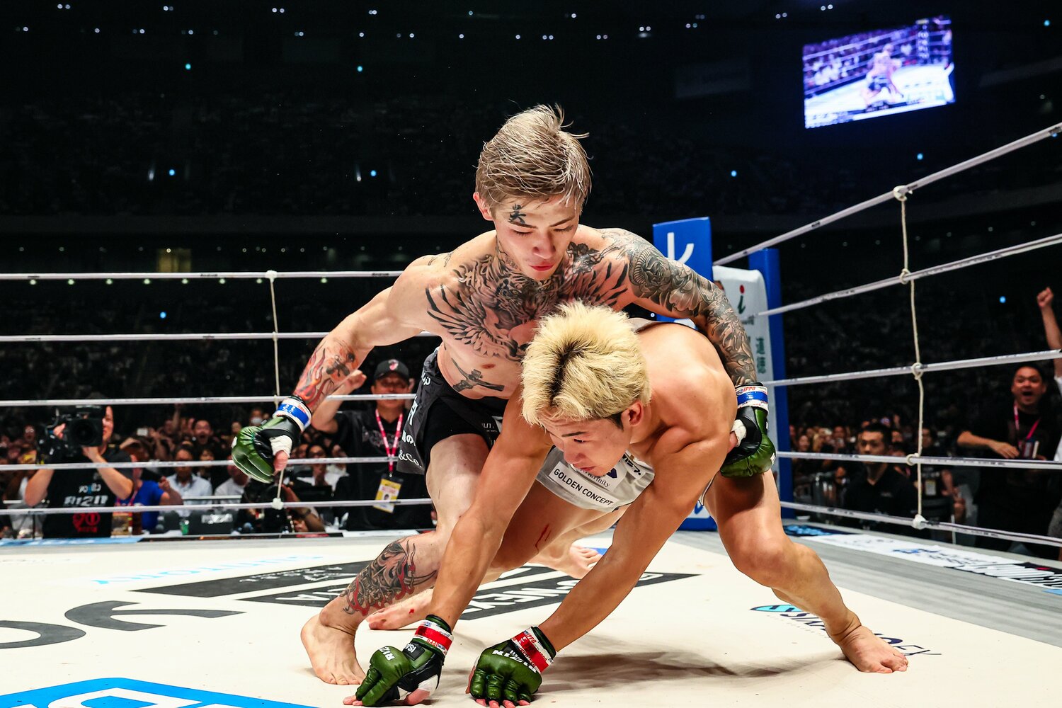 ぐらついた朝倉に追撃を仕掛ける平本　©RIZIN FF Susumu Nagao