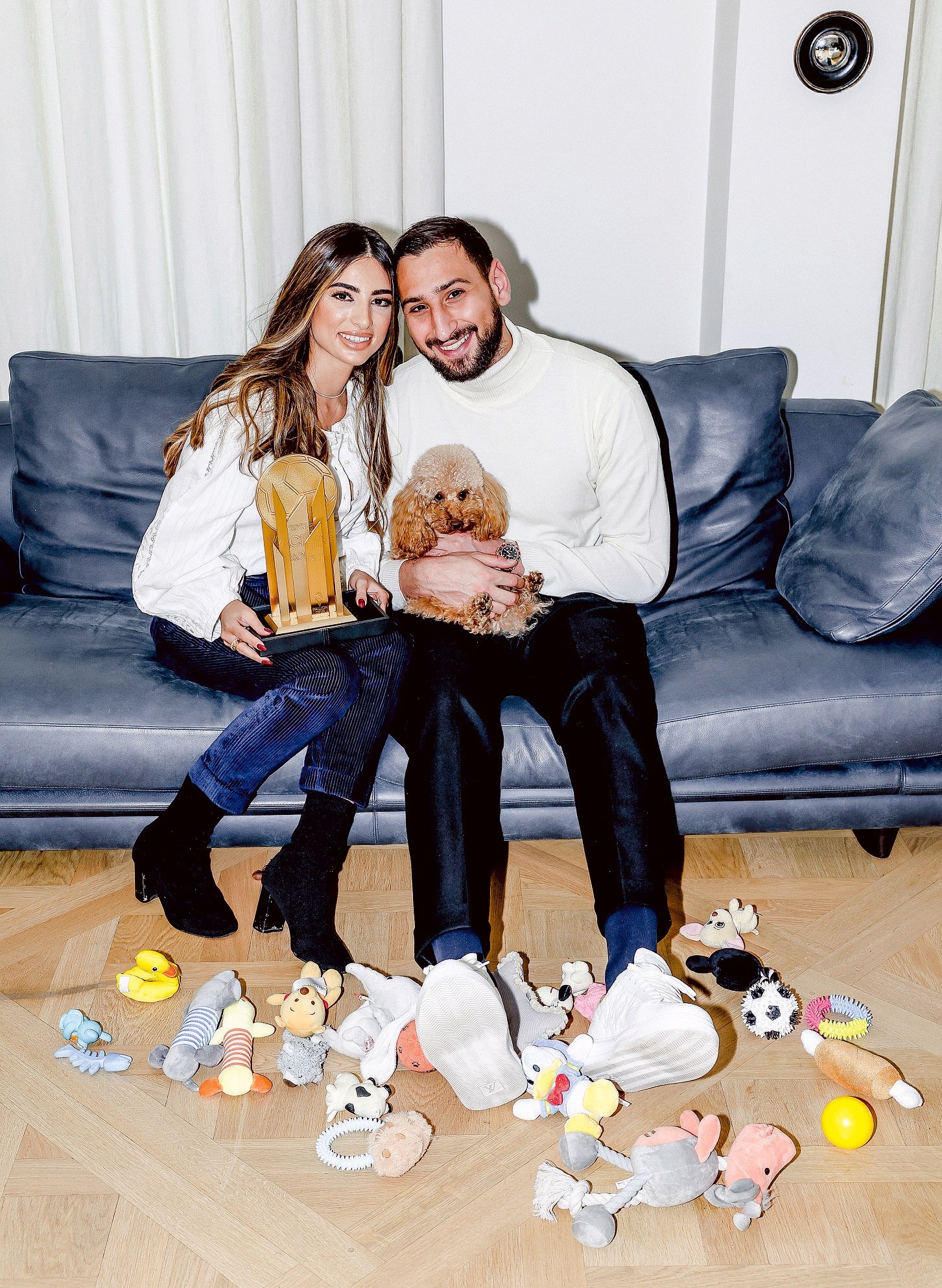 フィアンセとの写真が世に出るたび身長差が話題になるが、このカットではそれを感じさせない。ちなみに犬の名前は「ココ」