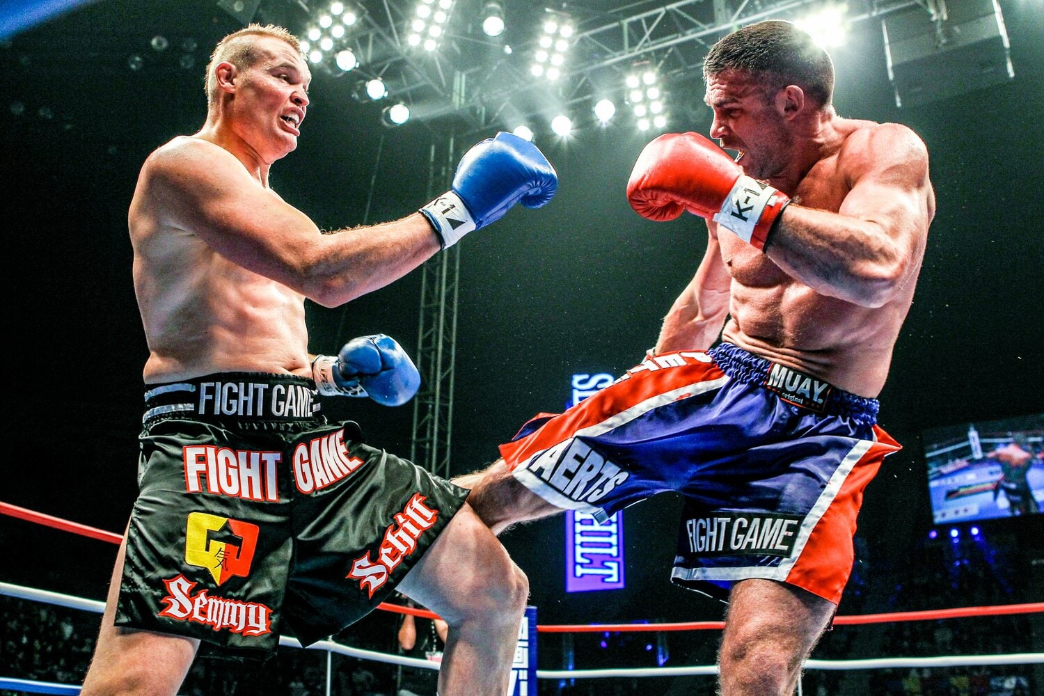 鬼の形相でシュルトにローキックを打ち込むアーツ　©Susumu Nagao