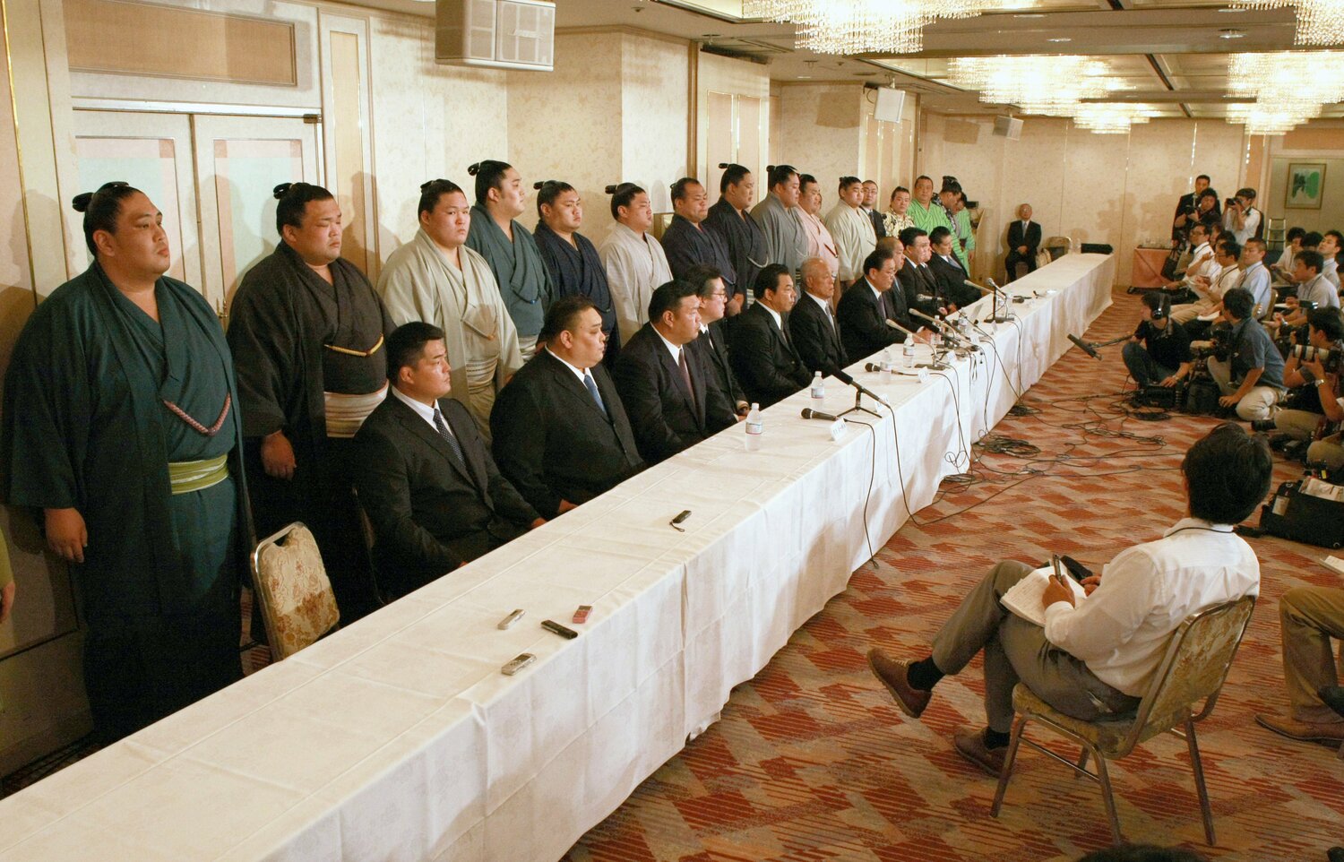 野球賭博問題で謝罪する当時の力士と親方たち　©JIJI PRESS