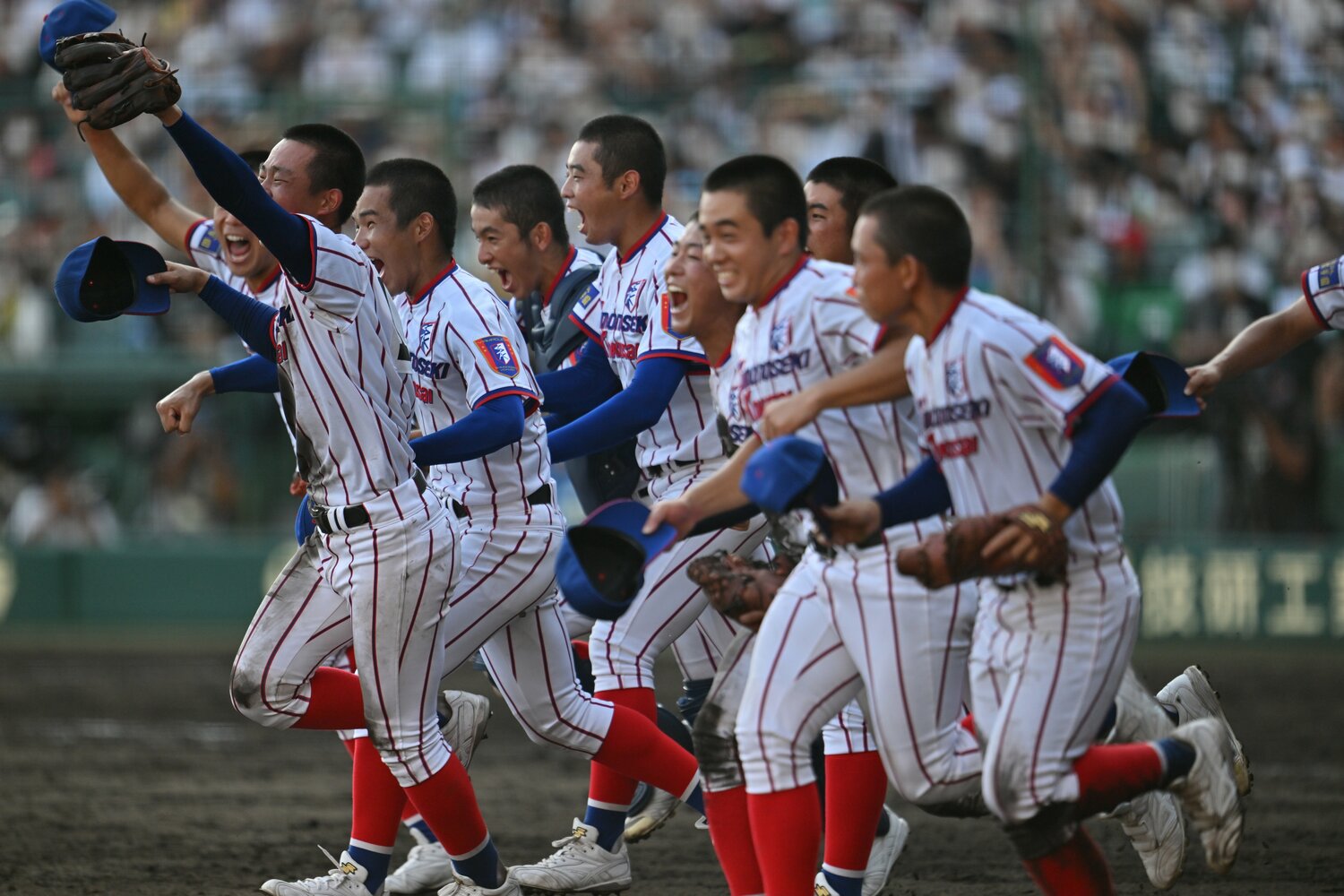 勝利のあとにアルプススタンドへ走り出す下関国際ナイン　©Hideki Sugiyama
