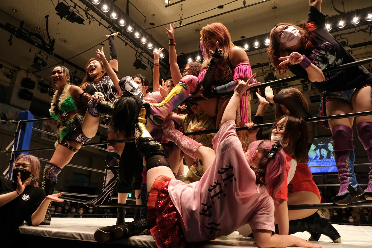 試合が始まると、敵味方セコンド総がかりで真琴を祝福（？）