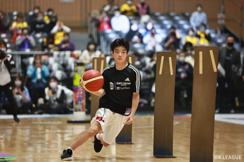 Bリーグ・オールスターゲームの会場で、ドリブルとパス、ジャンプシュートを繰り返して成功タイムを競う「スキルズチャレンジ」に、大子中男子バスケ部の予選を勝ち抜いた2名の部員が挑戦